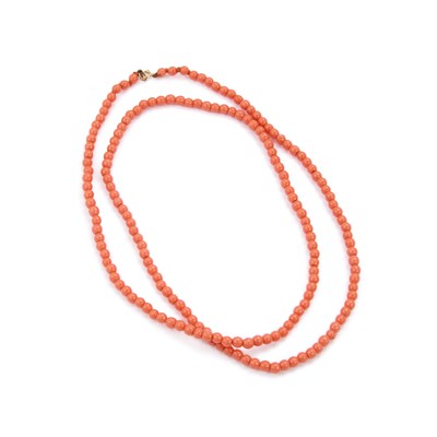 Lot 565 - A SIMULATED CORAL BEAD NECKLACE