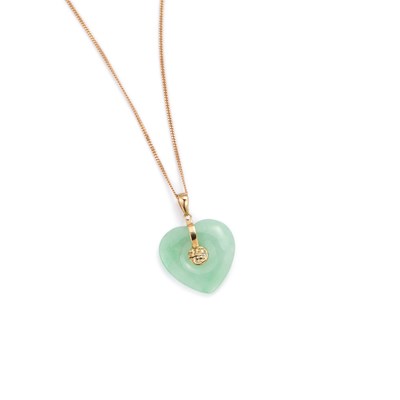 Lot 534 - A 14 CARAT GOLD JADE PENDANT ON A 9 CARAT GOLD FINE CHAIN NECKLACE