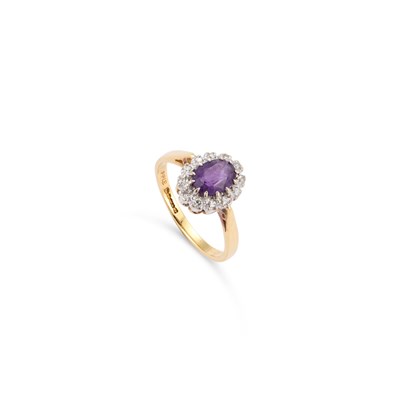 Lot 402 - AN 18 CARAT GOLD AMETHYST AND DIAMOND CLUSTER RING