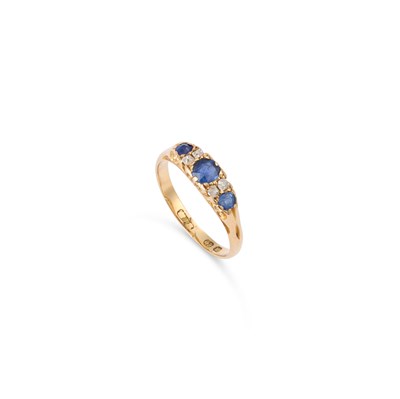 Lot 549 - A LATE VICTORIAN 18 CARAT GOLD SAPPHIRE AND DIAMOND RING