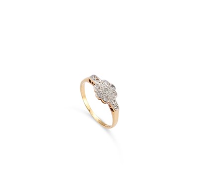 Lot 580 - A DIAMOND CLUSTER RING