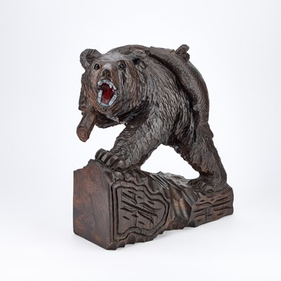 Lot 806 - A LARGE BLACK FOREST CARVING OF A BEAR