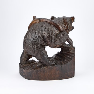 Lot 806 - A LARGE BLACK FOREST CARVING OF A BEAR