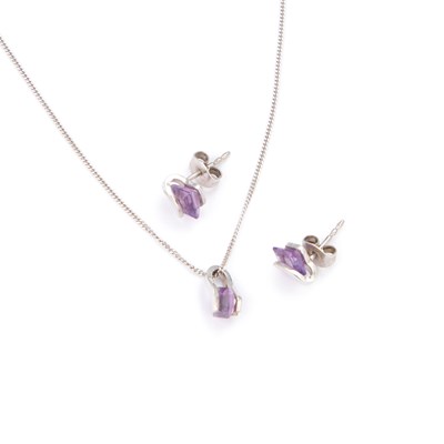 Lot 423 - AN AMETHYST PENDANT NECKLACE AND STUD EARRING SET