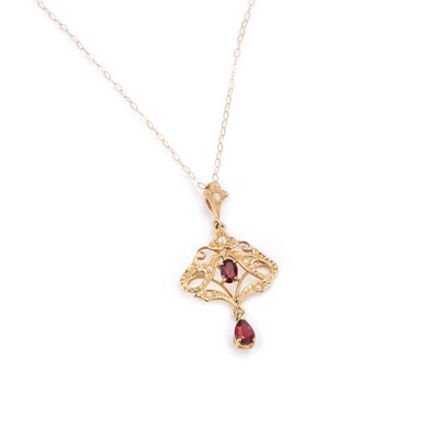 Lot 498 - A 9 CARAT ART NOUVEAU STYLE GARNET AND SEED PEARL PENDANT ON CHAIN NECKLACE