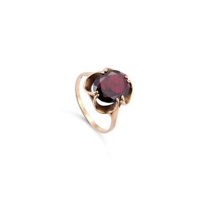 Lot 499 - A 9 CARAT GOLD SOLITAIRE GARNET RING