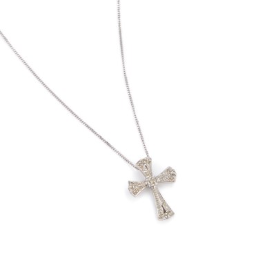 Lot 435 - A 9 CARAT WHITE GOLD DIAMOND CROSS PEDNANT ON CHAIN