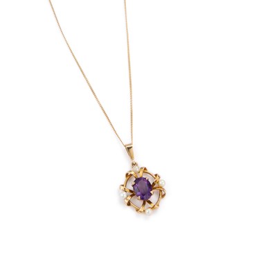 Lot 412 - A 9 CARAT GOLD AMETHYST AND SEED PEARL PENDANT ON CHAIN