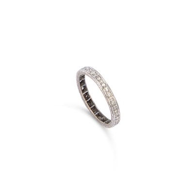 Lot 574 - A DIAMOND ETERNITY RING