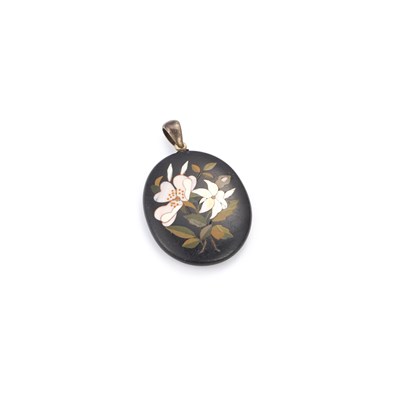 Lot 552 - A PIETRA DURA PENDANT