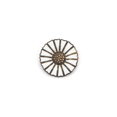 Lot 395 - ANTON MICHELSEN, A DANISH SILVER AND WHITE ENAMEL DAISY BROOCH