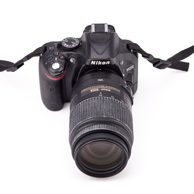 Lot 585 - A NIKON D5200 DSLR CAMERA