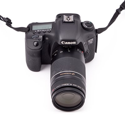 Lot 589 - A CANON EOS 7D DSLR CAMERA