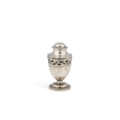 Lot 255 - AN EDWARDIAN SILVER POUNCE POT