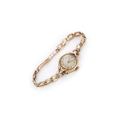 Lot 385 - A LADY'S 9CT GOLD TUDOR BRACELET WATCH