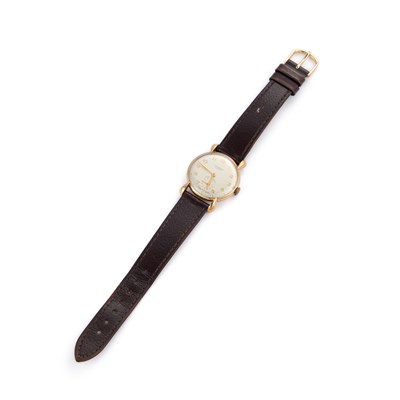 Lot 383 - A GENTS 9CT GOLD JW BENSON STRAP WATCH