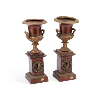 Lot 248 - A PAIR OF 19TH CENTURY FRENCH LOUIS PHILIPPE NEOCLASSICAL STYLE MEDICI MANTEL URNS