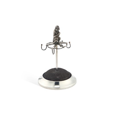 Lot 167 - AN EDWARDIAN NOVELTY HATPIN STAND