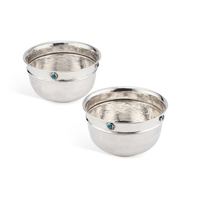 Lot 232 - LIBERTY & CO: A PAIR OF ARTS AND CRAFTS SILVER BOWLS