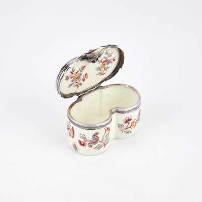Lot 359 - A SILVER-MOUNTED ST. CLOUD PORCELAIN SNUFF BOX, CIRCA 1740