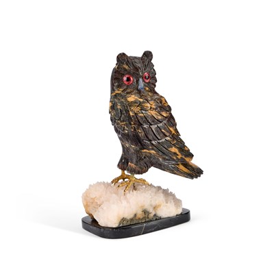 Lot 262 - A 20TH CENTURY CARVED HARDSTONE MODEL OF AN OWL PERCHED ON A ROCK