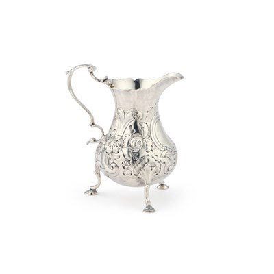 Lot 305 - AN EARLY GEORGE III SILVER CREAM JUG