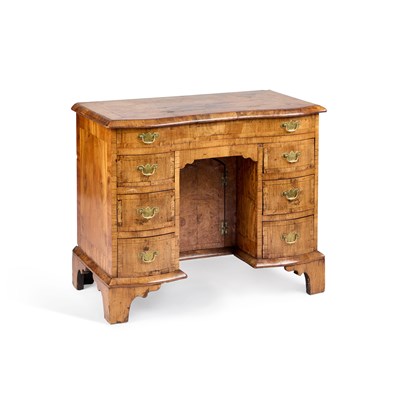 Lot 935 - AN EARLY 18TH CENTURY CROSS-BANDED WALNUT KNEEHOLE DESK