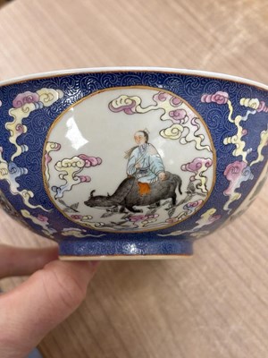 Lot 136 - A CHINESE PORCELAIN SGRAFFITO-GROUND 'MEDALLIONS' BOWL