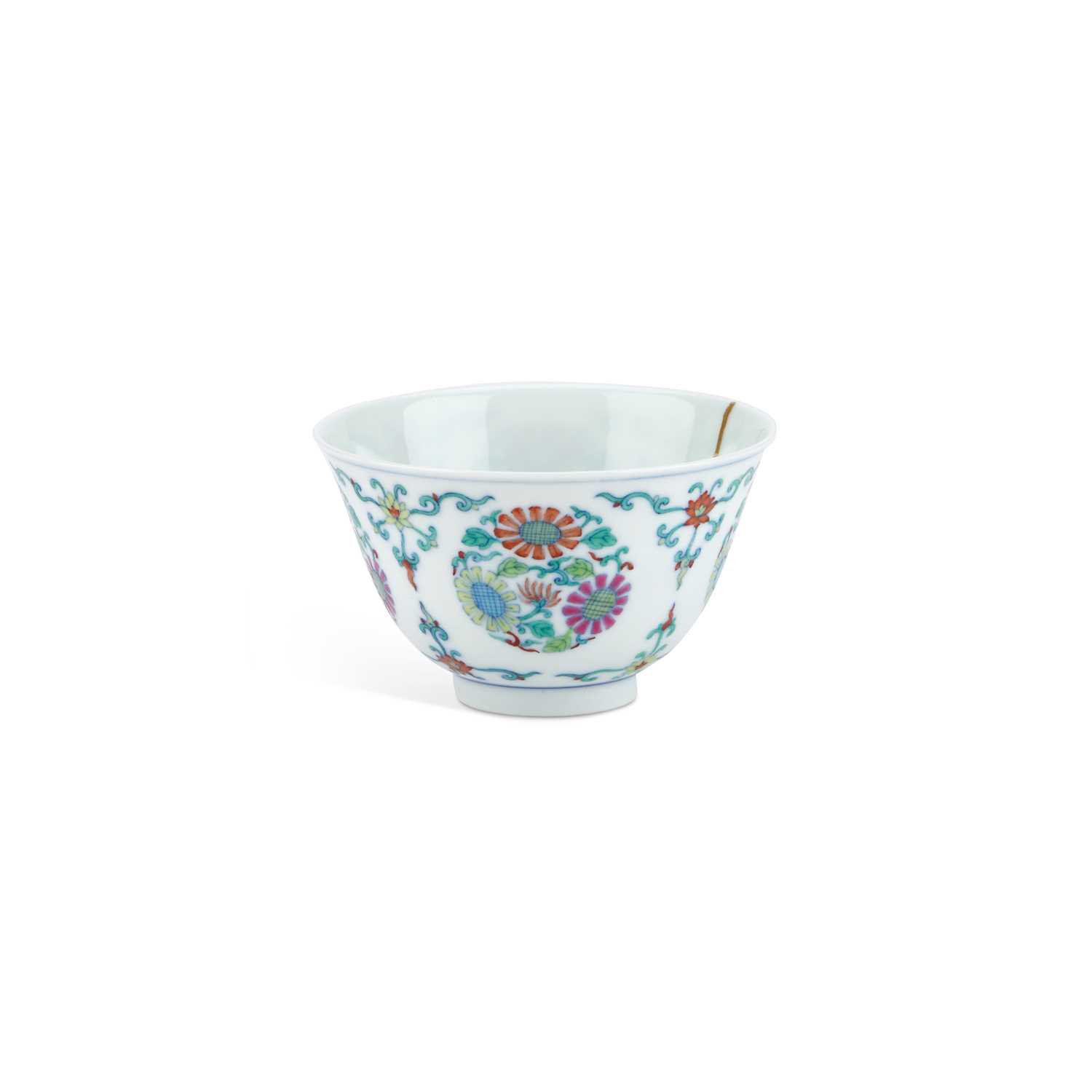 Lot 166 - A CHINESE DOUCAI 'CHRYSANTHEMUM' BOWL