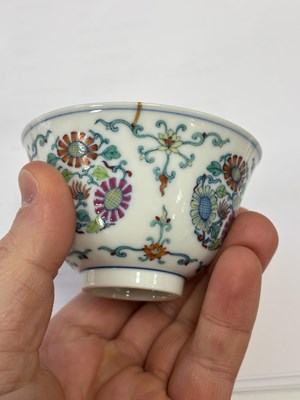 Lot 166 - A CHINESE DOUCAI 'CHRYSANTHEMUM' BOWL