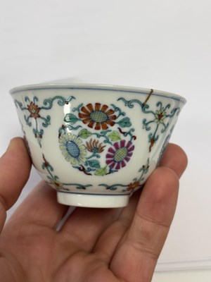 Lot 166 - A CHINESE DOUCAI 'CHRYSANTHEMUM' BOWL