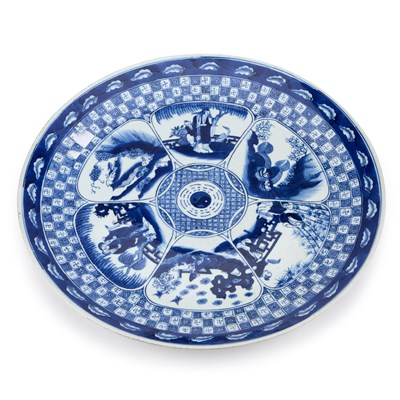 Lot 117 - A LARGE CHINESE BLUE AND WHITE PORCELAIN CHARGER