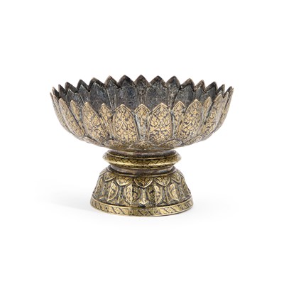 Lot 299 - A FINE THAI SILVER-GILT AND NIELLO FOOTED DISH