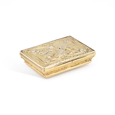 Lot 222 - AN 18TH CENTURY SILVER-GILT SNUFF BOX