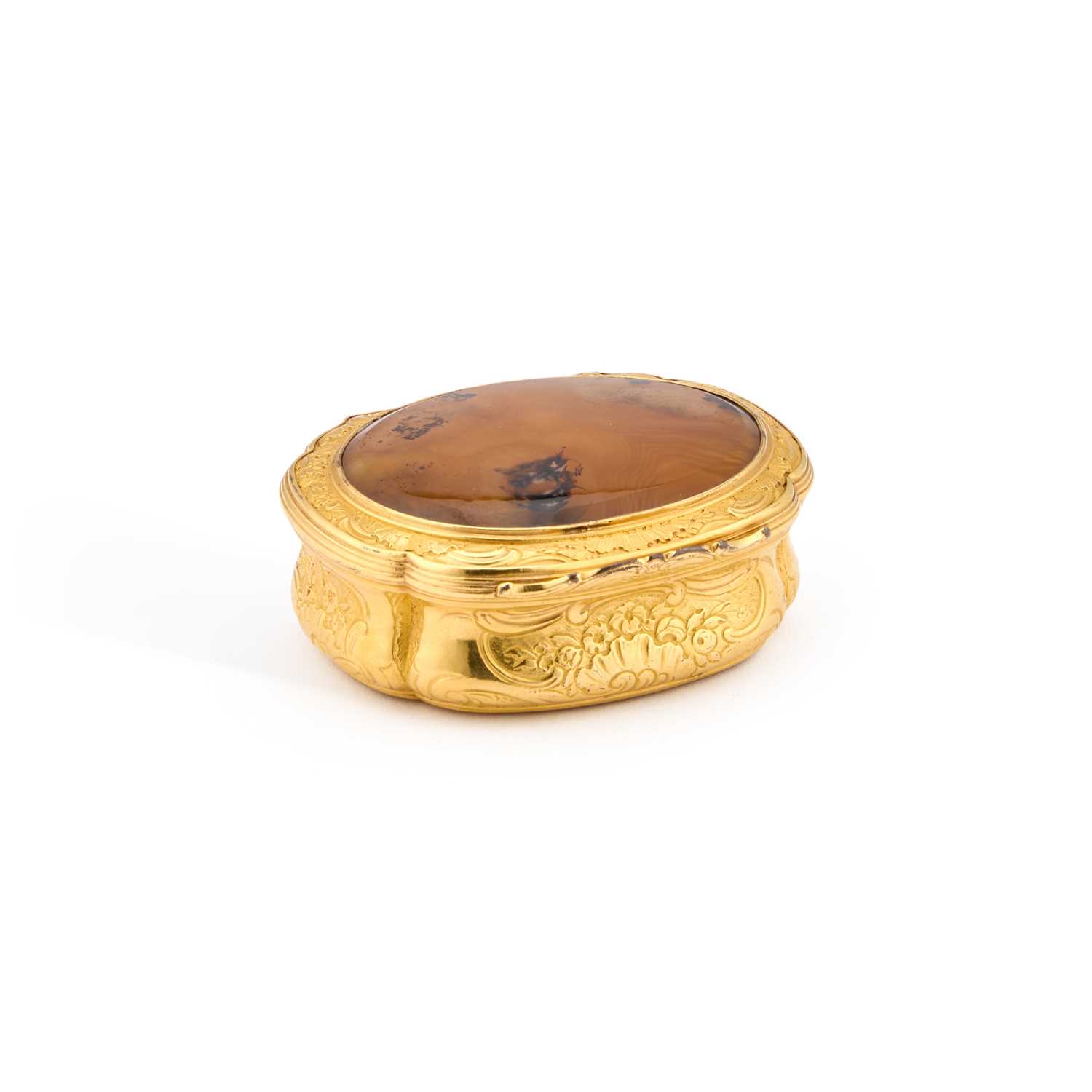 Lot 542 - A 18TH/ 19TH CENTURY YELLOW METAL AND AGATE SNUFF BOX