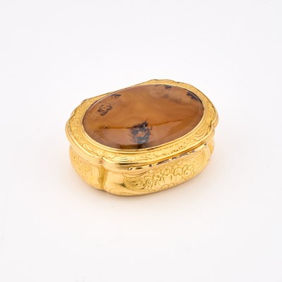 Lot 542 - A 18TH/ 19TH CENTURY YELLOW METAL AND AGATE SNUFF BOX