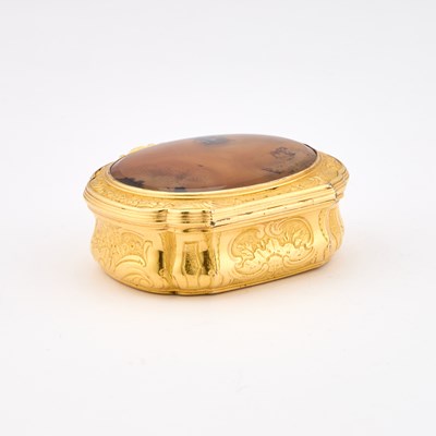Lot 542 - A 18TH/ 19TH CENTURY YELLOW METAL AND AGATE SNUFF BOX
