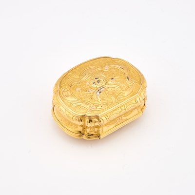 Lot 542 - A 18TH/ 19TH CENTURY YELLOW METAL AND AGATE SNUFF BOX