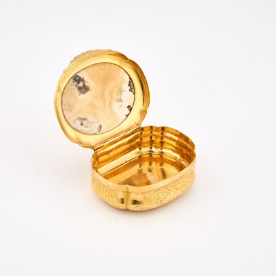 Lot 542 - A 18TH/ 19TH CENTURY YELLOW METAL AND AGATE SNUFF BOX