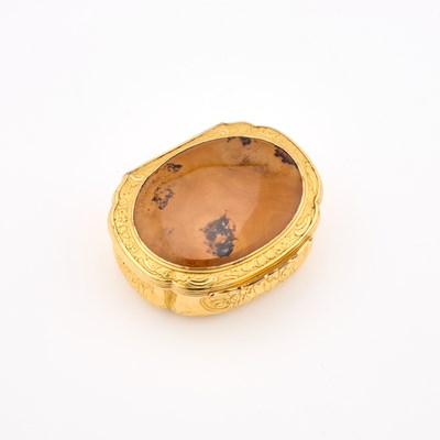 Lot 542 - A 18TH/ 19TH CENTURY YELLOW METAL AND AGATE SNUFF BOX