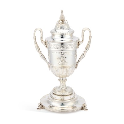 Lot 377 - AN EDWARDIAN SILVER TROPHY CUP AND COVER ON STAND