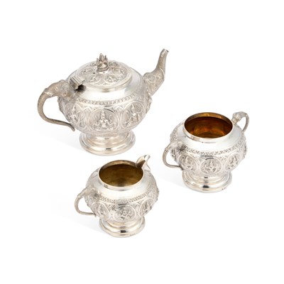 Lot 283 - AN EARLY 20TH CENTURY ANGLO-INDIAN SILVER THREE-PIECE TEA SERVICE