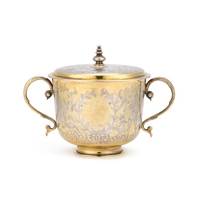 Lot 165 - A FINE SILVER-GILT CHINOISERIE PORRINGER AND COVER