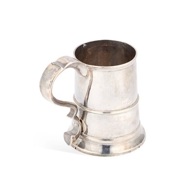 Lot 208 - A LARGE GEORGE III SILVER MUG