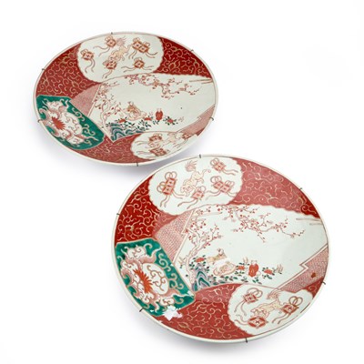 Lot 147 - A LARGE PAIR OF 19TH CENTURY JAPANESE IMARI PORCELAIN CHARGERS