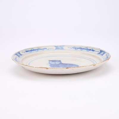 Lot 42 - A 18TH/ 19TH CENTURY BLUE AND WHITE FAIENCE 'CAT' PLATE