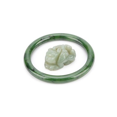 Lot 187 - A CHINESE JADE TOGGLE AND A BANGLE