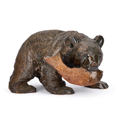 Lot 178 - A 20TH CENTURY JAPANESE WOOD CARVING OF A BEAR WITH A FISH