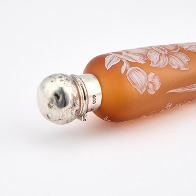 Lot 21 - A THOMAS WEBB & SONS SILVER-MOUNTED CAMEO GLASS SCENT BOTTLE