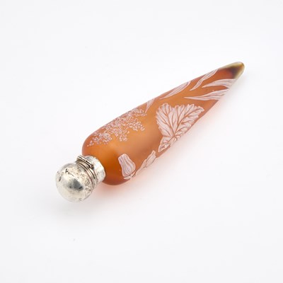 Lot 21 - A THOMAS WEBB & SONS SILVER-MOUNTED CAMEO GLASS SCENT BOTTLE